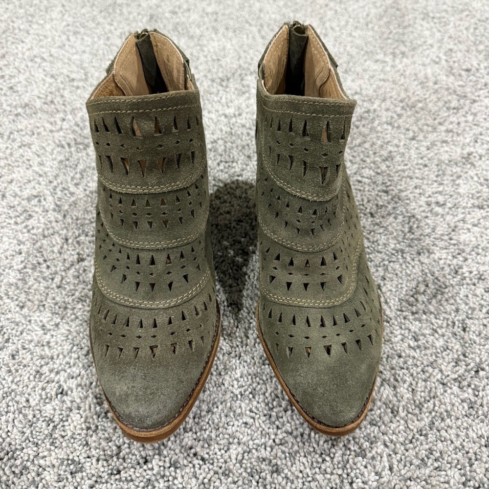 Sofft Olive Green Suede Laser Cut Ankle Boots Block Heel Back Zip Women’s US 6.5